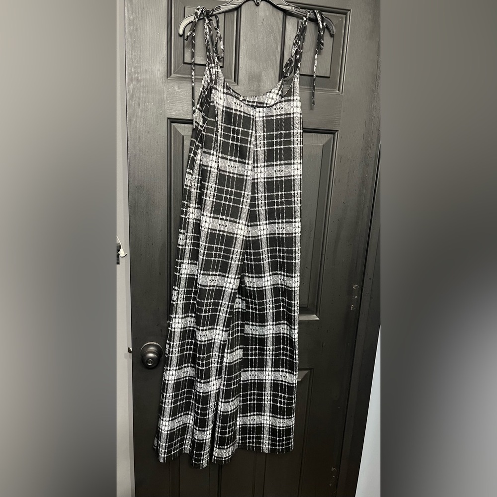 Super cute tie at the shoulders jumpsuit